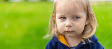 Küçük bir kızın burnundan süzülen mukus. Çocuğun sümüklü burnu akıyor, virüs gibi. Seçici odak.