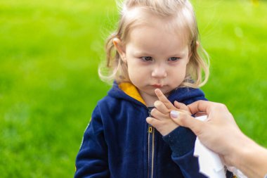 Küçük bir kızın burnundan süzülen mukus. Çocuğun sümüklü burnu akıyor, virüs gibi. Seçici odak.