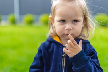 Küçük bir kızın burnundan süzülen mukus. Çocuğun sümüklü burnu akıyor, virüs gibi. Seçici odak.