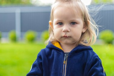 Küçük bir kızın burnundan süzülen mukus. Çocuğun sümüklü burnu akıyor, virüs gibi. Seçici odak.