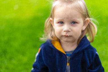Küçük bir kızın burnundan süzülen mukus. Çocuğun sümüklü burnu akıyor, virüs gibi. Seçici odak.