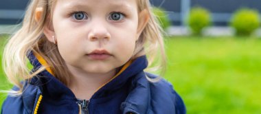 Küçük bir kızın burnundan süzülen mukus. Çocuğun sümüklü burnu akıyor, virüs gibi. Seçici odak.