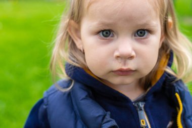 Küçük bir kızın burnundan süzülen mukus. Çocuğun sümüklü burnu akıyor, virüs gibi. Seçici odak.
