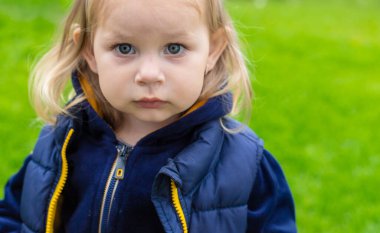 Küçük bir kızın burnundan süzülen mukus. Çocuğun sümüklü burnu akıyor, virüs gibi. Seçici odak.