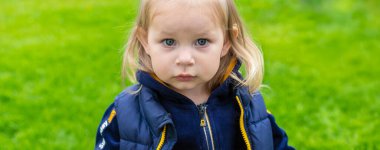 Küçük bir kızın burnundan süzülen mukus. Çocuğun sümüklü burnu akıyor, virüs gibi. Seçici odak.