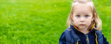 Küçük bir kızın burnundan süzülen mukus. Çocuğun sümüklü burnu akıyor, virüs gibi. Seçici odak.