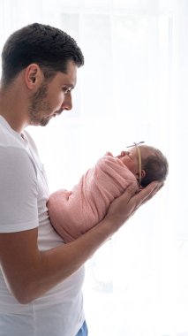 Bebeği kucağında tutan bir adam. Yeni doğan kavramı.