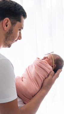 Bebeği kucağında tutan bir adam. Yeni doğan kavramı.