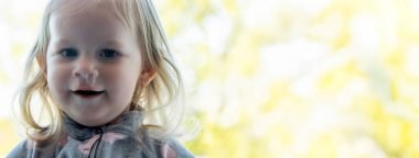 Soğuk algınlığı virüsü taşıyan küçük bir kızın yakın çekimi, sümük. Seçici odak.