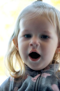 Soğuk algınlığı virüsü taşıyan küçük bir kızın yakın çekimi, sümük. Seçici odak.