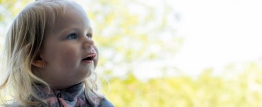 Soğuk algınlığı virüsü taşıyan küçük bir kızın yakın çekimi, sümük. Seçici odak.