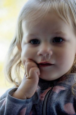 Soğuk algınlığı virüsü taşıyan küçük bir kızın yakın çekimi, sümük. Seçici odak.