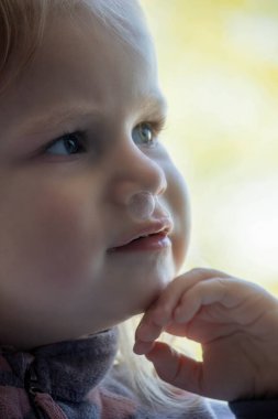 Soğuk algınlığı virüsü taşıyan küçük bir kızın yakın çekimi, sümük. Seçici odak.