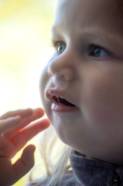 Soğuk algınlığı virüsü taşıyan küçük bir kızın yakın çekimi, sümük. Seçici odak.