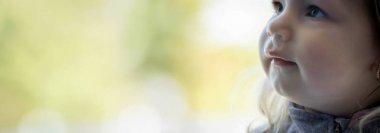 Soğuk algınlığı virüsü taşıyan küçük bir kızın yakın çekimi, sümük. Seçici odak.