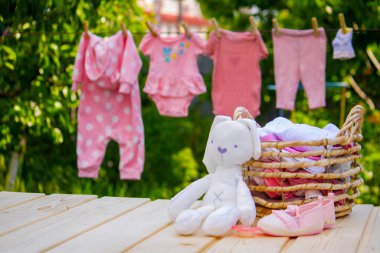 Çocuk kıyafetleri iple kuruyor. Seçici odak..