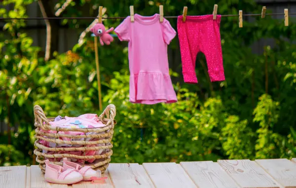 Çocuk kıyafetleri iple kuruyor. Seçici odak..