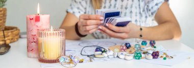 Tarot Kartı Mumlar ve Kristallerle Okunuyor.