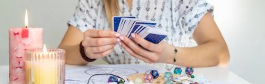 Tarot Kartı Mumlar ve Kristallerle Okunuyor.