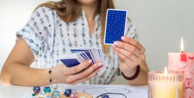 Tarot Kartı Mumlar ve Kristallerle Okunuyor.