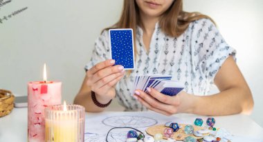 Tarot Kartı Mumlar ve Kristallerle Okunuyor.