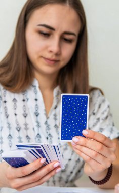 Tarot Kartı Mumlar ve Kristallerle Okunuyor.