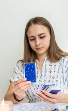 Tarot Kartı Mumlar ve Kristallerle Okunuyor.