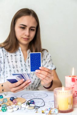 Tarot Kartı Mumlar ve Kristallerle Okunuyor.