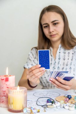Tarot Kartı Mumlar ve Kristallerle Okunuyor.