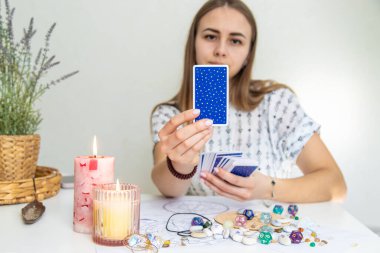 Tarot Kartı Mumlar ve Kristallerle Okunuyor.