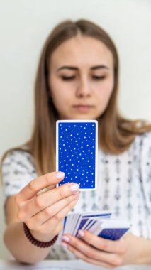 Tarot Kartı Mumlar ve Kristallerle Okunuyor.