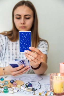Tarot Kartı Mumlar ve Kristallerle Okunuyor.