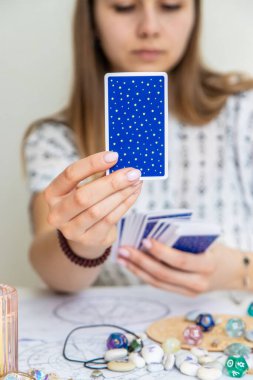 Tarot Kartı Mumlar ve Kristallerle Okunuyor.