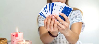 Tarot Kartı Mumlar ve Kristallerle Okunuyor.