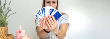 Tarot Kartı Mumlar ve Kristallerle Okunuyor.