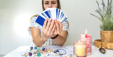 Tarot Kartı Mumlar ve Kristallerle Okunuyor.