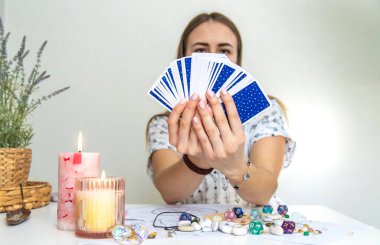 Tarot Kartı Mumlar ve Kristallerle Okunuyor.