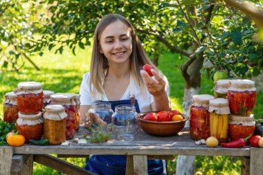 Bahçede Domatesleri ve Sebzeleri Koruyan Kadın.