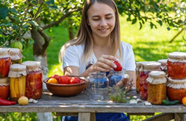 Bahçede Domatesleri ve Sebzeleri Koruyan Kadın.