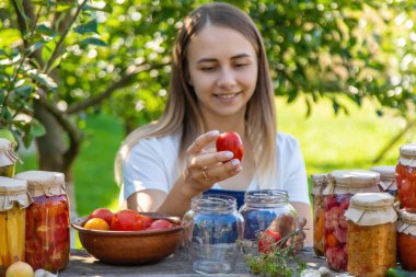 Bahçede Domatesleri ve Sebzeleri Koruyan Kadın.