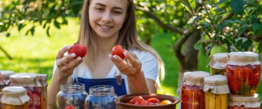 Bahçede Domatesleri ve Sebzeleri Koruyan Kadın.