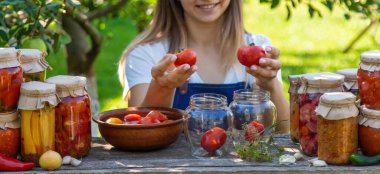 Bahçede Domatesleri ve Sebzeleri Koruyan Kadın.
