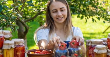 Bahçede Domatesleri ve Sebzeleri Koruyan Kadın.