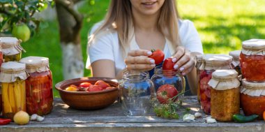 Bahçede Domatesleri ve Sebzeleri Koruyan Kadın.
