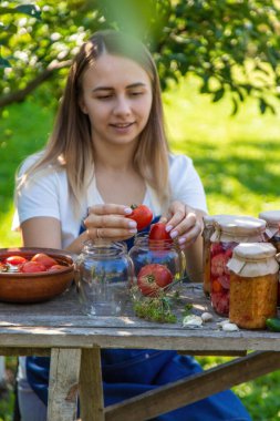 Bahçede Domatesleri ve Sebzeleri Koruyan Kadın.