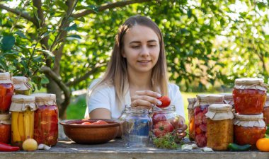 Bahçede Domatesleri ve Sebzeleri Koruyan Kadın.