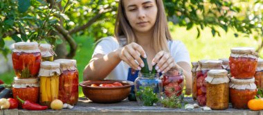 Sebzeleri Yaz Bahçesinde Koruyan Kadın.