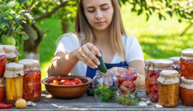 Sebzeleri Yaz Bahçesinde Koruyan Kadın.