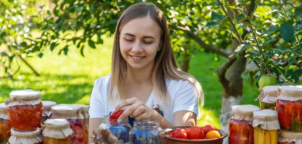 Bahçede Domatesleri ve Sebzeleri Koruyan Kadın.