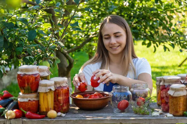 Bahçede Domatesleri ve Sebzeleri Koruyan Kadın.